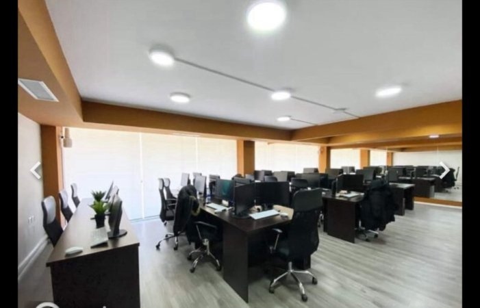 Tirane, jepet me qera ambjent biznesi Kati 2, 200 m² 3.500 € (Te Petronini)