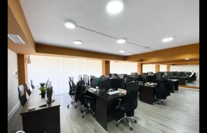 Tirane, jepet me qera ambjent biznesi Kati 2, 200 m² 3.500 € (Te Petronini)