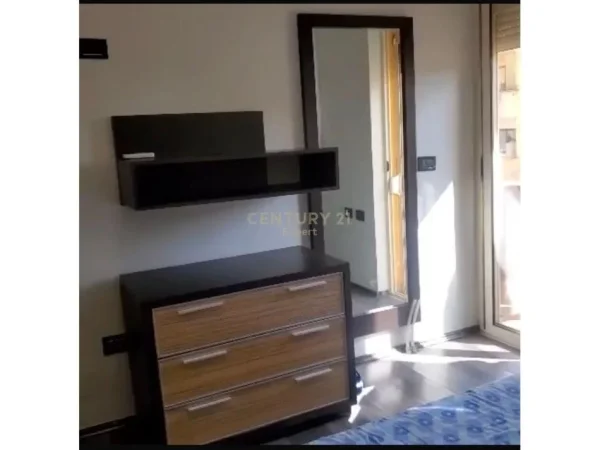 Tirane, jepet me qera apartament 1+1 , 55 m² 500 € 