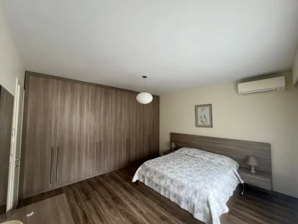 Tirane, jepet me qera apartament 2+1+Ballkon Kati 2, 125 m² 1.500 € (Long Hill)
