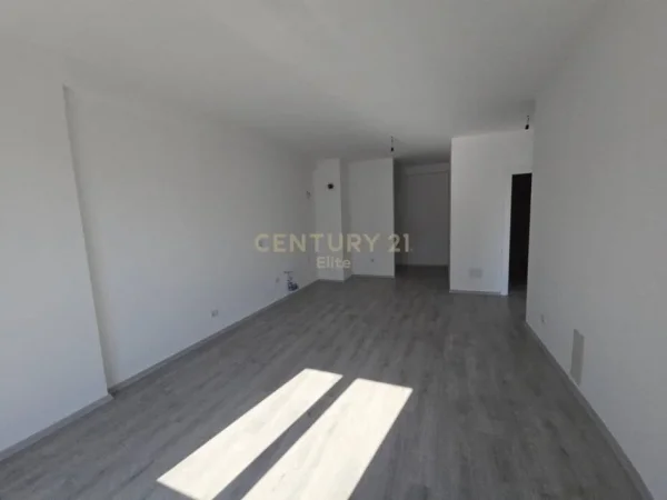 Tirane, shitet apartament 2+1+Ballkon Kati 8, 84 m² 110.500 € (univers city)