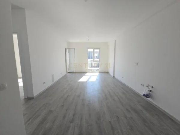 Tirane, shitet apartament 2+1+Ballkon Kati 8, 84 m² 110.500 € (univers city)