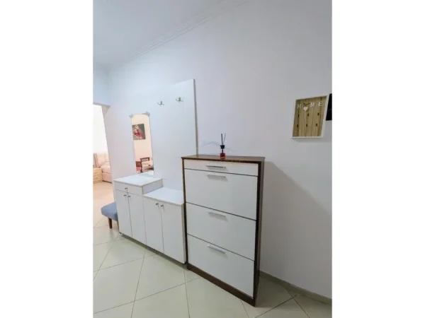 Shqiperi, shitet Garzoniere, Kati 4, (Rruga e Kavajës pranë Kompleksit Square 21)