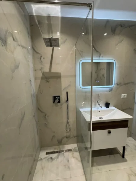 Tirane, jepet me qera apartament 1+1+Ballkon Kati 5, 75 m² 950 € (Delijorgji)