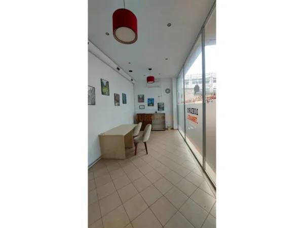Tirane, jepet me qera ambjent biznesi Kati 0, 55 m² 800 € (Bulevardi Zogu I)