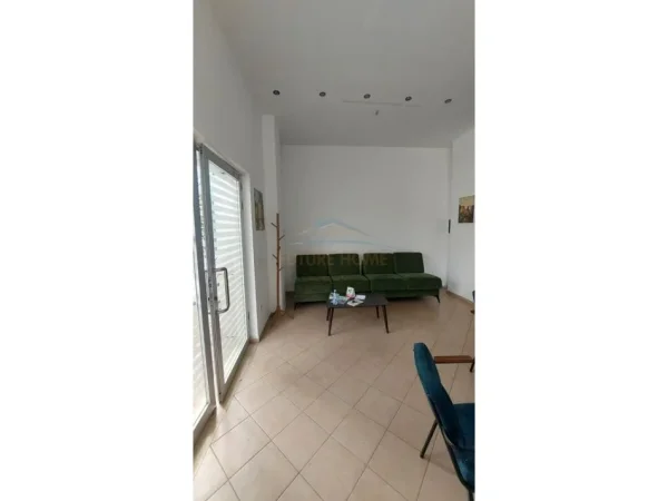 Tirane, jepet me qera ambjent biznesi Kati 0, 55 m² 800 € (Bulevardi Zogu I)
