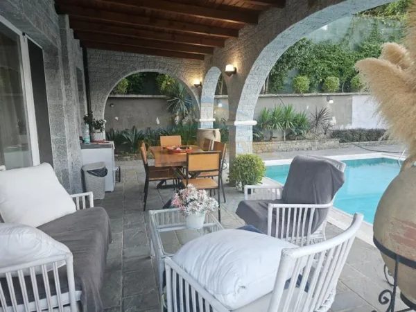 Tirane, shitet Vile 3 Katshe , 407 m² 690.000 € (Pezë Helmes)