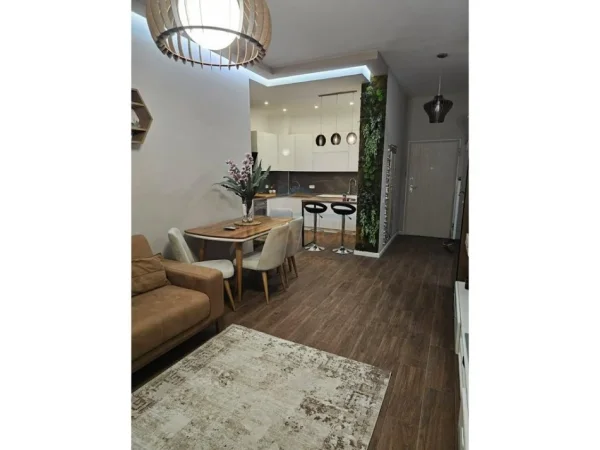 Tirane, jepet me qera apartament 2+1+Ballkon Kati 1, 110 m² 550 € (Unaza e Re)