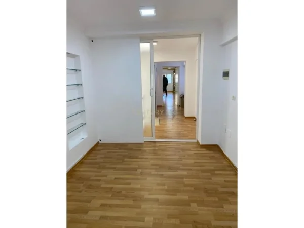 Tirane, jepet me qera ambjent biznesi , 120 m² 1.400 € (sheshi skenderbej)