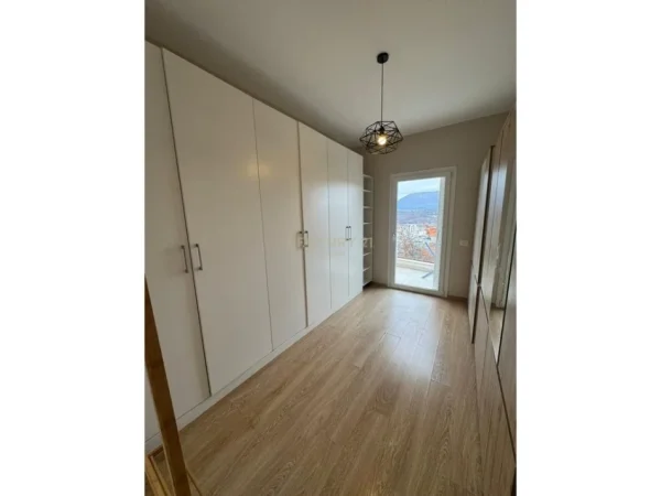 Tirane, jepet me qera apartament 2+1+Ballkon Kati 3, 115 m² 700 € (kopshti botanik)