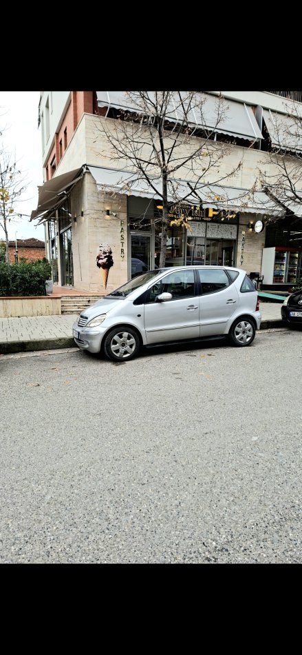 Tirane, shes makine Mercedes-Benz Nafte, gri metalizato automatik Kondicioner 189.999 km 1.700 €