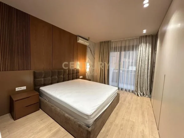 Tirane, jepet me qera apartament 3+1+Ballkon Kati 3, 170 m² 2.000 € (rruga e kosovareve)
