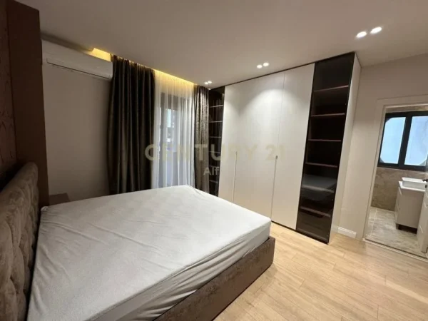 Tirane, jepet me qera apartament 3+1+Ballkon Kati 3, 170 m² 2.000 € (rruga e kosovareve)