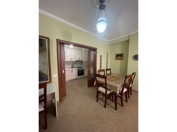 Tirane, jepet me qera apartament Kati 7, 110 m² 550 €