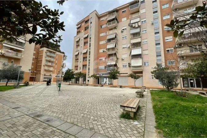 Tirane, jepet me qera dyqan , 201 m² 1.500 € (Don Bosko)