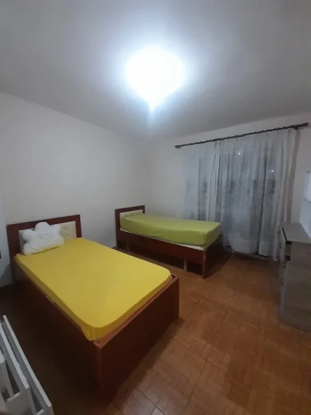 Tirane, jepet me qera apartament 1+1 Kati 3, 65 m² 400 € (Në Xhamllik,Tiranë)