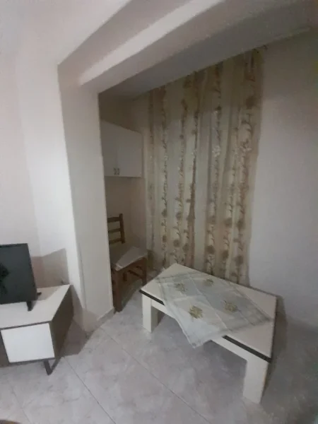 Tirane, jepet me qera apartament 1+1 Kati 3, 65 m² 400 € (Në Xhamllik,Tiranë)