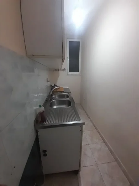 Tirane, jepet me qera apartament 1+1 Kati 3, 65 m² 400 € (Në Xhamllik,Tiranë)