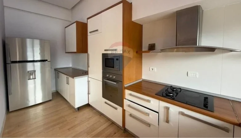 Tirane, jepet me qera apartament 2+1 Kati 7, 190 m² 2.500 € (liqeni tiranes)