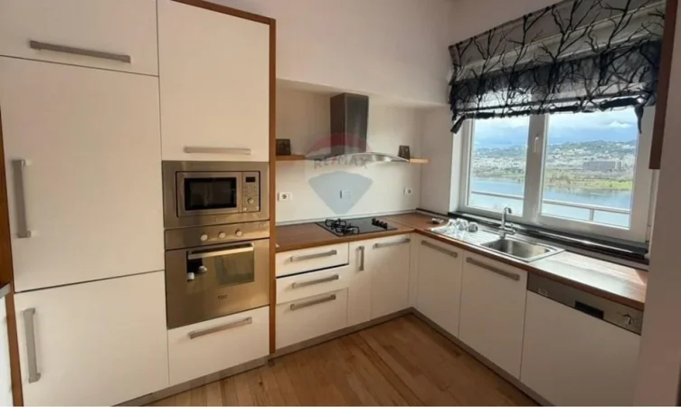 Tirane, jepet me qera apartament 2+1 Kati 7, 190 m² 2.500 € (liqeni tiranes)