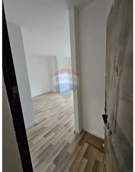 Tirane, shitet apartament 1+1 Kati 1, 44 m² 95.000 € (shyqyri ishmi)