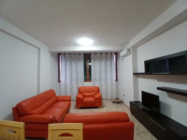 Tirane, jepet me qera apartament 2+1+Ballkon Kati 10, 100 m² 600 € (Rruga him kolli)