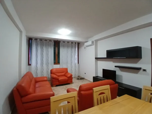 Tirane, jepet me qera apartament 2+1+Ballkon Kati 10, 100 m² 600 € (Rruga him kolli)