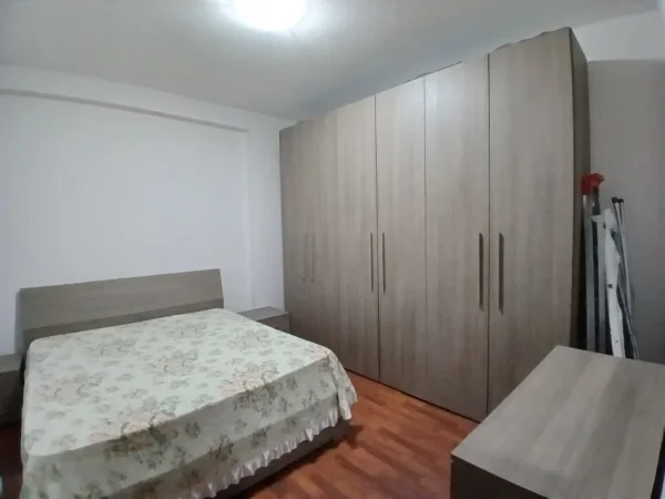 Tirane, jepet me qera apartament 2+1+Ballkon Kati 10, 100 m² 600 € (Rruga him kolli)