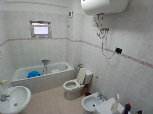 Tirane, jepet me qera apartament 2+1+Ballkon Kati 10, 100 m² 600 € (Rruga him kolli)