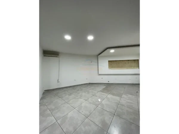 Tirane, jepet me qera ambjent biznesi Kati 0, 54 m² 600 € (Rruga e Durresit)