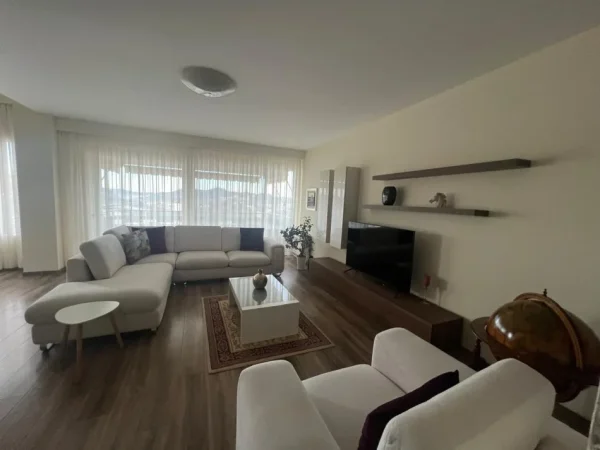 Tirane, jepet me qera apartament 2+1 , 130 m² 1.500 € (TEG)