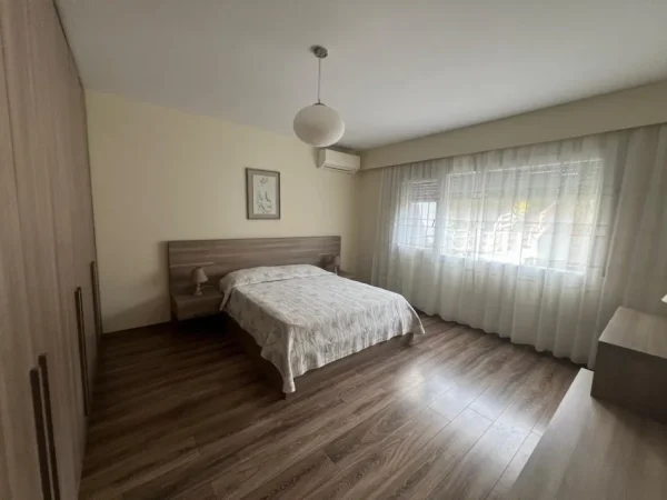 Tirane, jepet me qera apartament 2+1 , 130 m² 1.500 € (TEG)