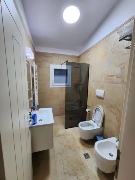 Tirane, jepet me qera Vile 2 Katshe , 200 m² 2.500 € (TEG)