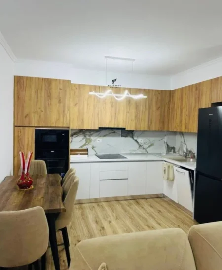 Tirane, jepet me qera apartament 1+1 Kati 5, 60 m² 500 € (YZBERISHT)