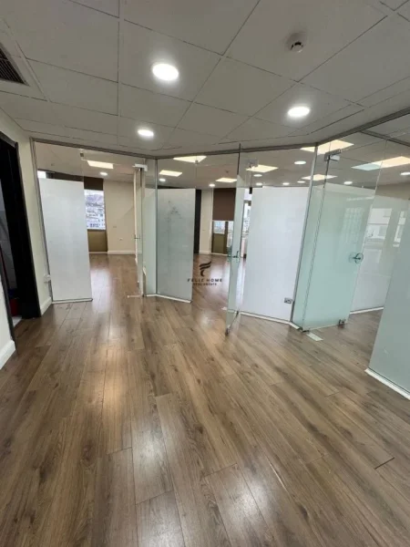 Tirane, jepet me qera zyre Kati 7, 100 m² 1.500 € (BLLOKU)