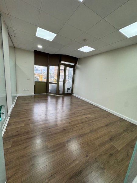 Tirane, jepet me qera zyre Kati 7, 100 m² 1.500 € (BLLOKU)