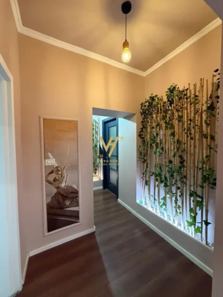 Tirane, jepet me qera ambjent biznesi Kati 0, 115 m² 2.000 € (KOMUNA E PARISIT)