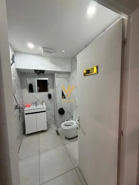 Tirane, jepet me qera ambjent biznesi Kati 0, 115 m² 2.000 € (KOMUNA E PARISIT)