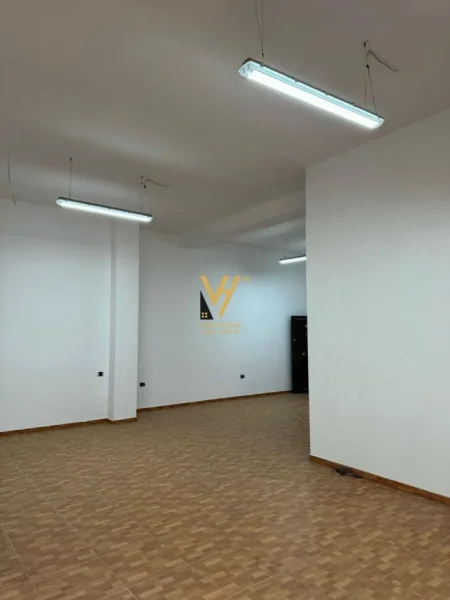 Tirane, jepet me qera zyre Kati 1, 120 m² 1.020 € (SELVIA)