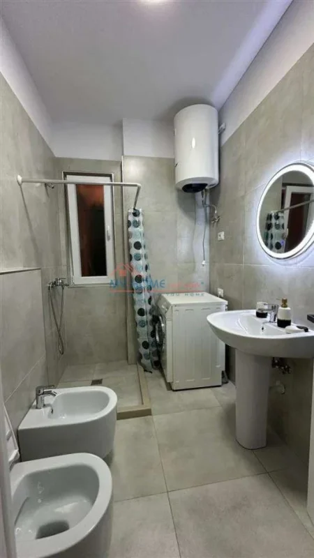 Tirane, jepet me qera apartament 1+1+Ballkon Kati 3, 70 m² 600 € (5 Maj)