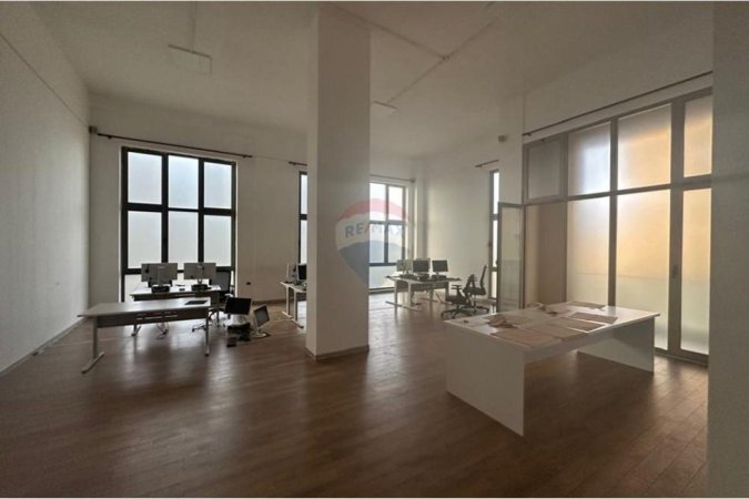 Tirane, jepet me qera zyre Kati 1, 220 m² 1.600 € (porcelan)