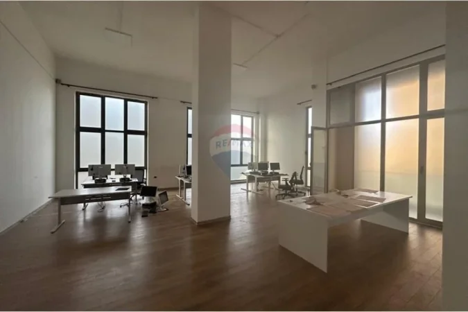 Tirane, jepet me qera zyre Kati 1, 220 m² 1.600 € (porcelan)