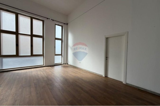 Tirane, jepet me qera zyre Kati 1, 220 m² 1.600 € (porcelan)