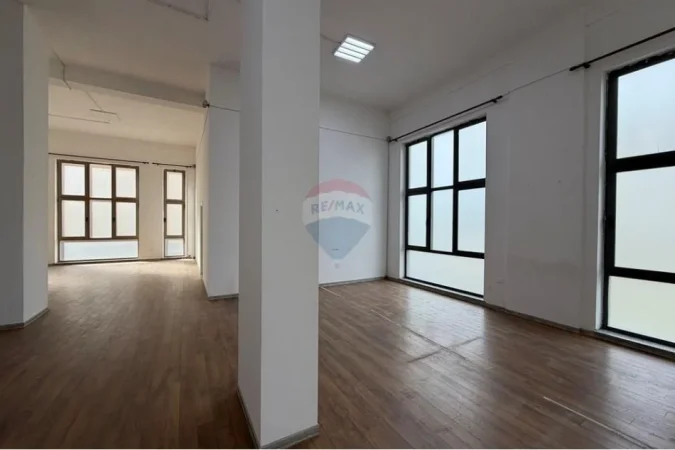 Tirane, jepet me qera zyre Kati 1, 220 m² 1.600 € (porcelan)