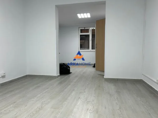 Tirane, jepet me qera ambjent biznesi Kati 1, 105 m² 832 € 