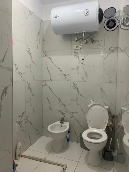 Tirane, jepet me qera apartament 1+1+Ballkon Kati 1, 67 m² 500 € (Afër Qendrës, Rruga e Dibrës)