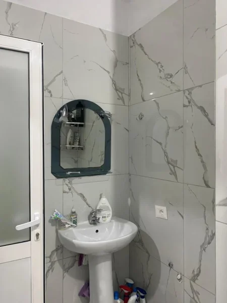 Tirane, jepet me qera apartament 1+1+Ballkon Kati 1, 67 m² 500 € (Afër Qendrës, Rruga e Dibrës)