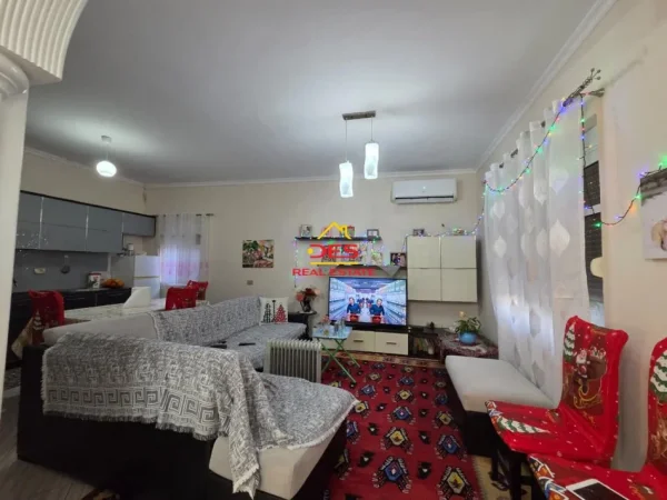 Vlore, jepet me qera shtepi 2+1+Ballkon Kati 0, 100 m² 550 € (Kuzum Baba)