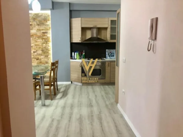 Tirane, jepet me qera apartament 2+1+Ballkon Kati 4, 80 m² 650 € (GLOBE)