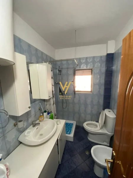 Tirane, jepet me qera apartament 2+1+Ballkon Kati 4, 80 m² 650 € (GLOBE)